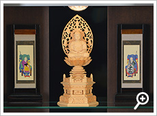 須弥壇：掛軸と仏像