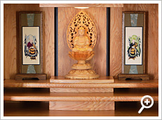 須弥壇：仏像と両脇掛軸