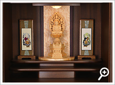 須弥壇：仏像と両脇掛軸
