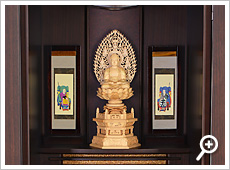 須弥壇仏像と両脇掛軸