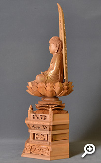 白檀 座釈迦如来像 金泥書 唐草光背・六角台座 フォトギャラリー