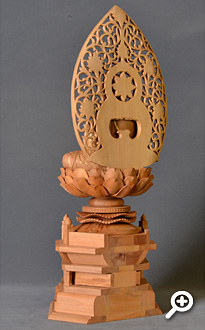 白檀 座釈迦如来像 金泥書 唐草光背・六角台座 フォトギャラリー