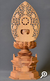 白檀 座釈迦如来像 金泥書 唐草光背・六角台座 フォトギャラリー