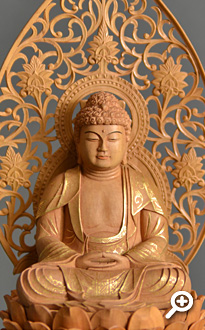 白檀 座釈迦如来像 金泥書 唐草光背・六角台座 フォトギャラリー