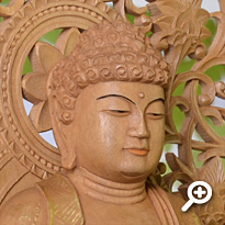 白檀 座釈迦如来像 金泥書 唐草光背・六角台座 フォトギャラリー