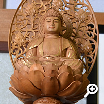 白檀 座釈迦如来像 金泥書 唐草光背・六角台座 フォトギャラリー