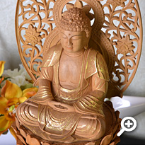 白檀 座釈迦如来像 金泥書 唐草光背・六角台座 フォトギャラリー