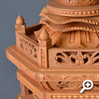 白檀 座釈迦如来像 金泥書 唐草光背・六角台座 フォトギャラリー