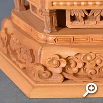 白檀 座釈迦如来像 金泥書 唐草光背・六角台座 フォトギャラリー