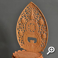 白檀 座釈迦如来像 金泥書 唐草光背・六角台座 フォトギャラリー