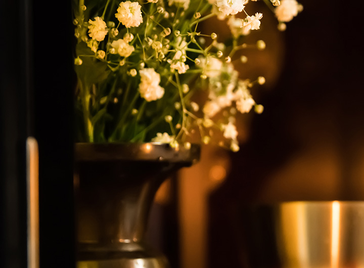 仏具の花瓶は三具足のひとつ。白・黄・紫の花を奇数本数飾って香りで供養します