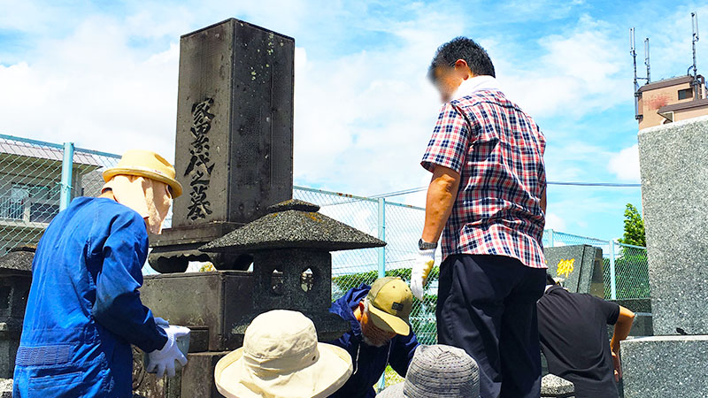 手桶のきれいな水を墓石にかけて清めます。