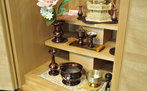様々な色・材質の仏具セット。仏壇に合わせて展示しています
